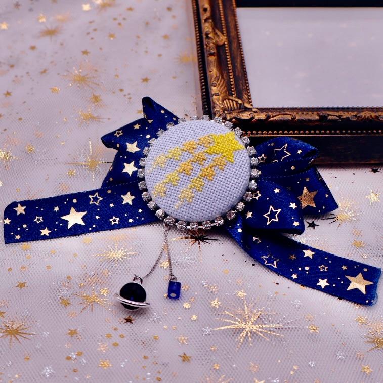 流れ星と惑星 チャーム付きバレッタ クロスステッチ刺繍1枚目の画像